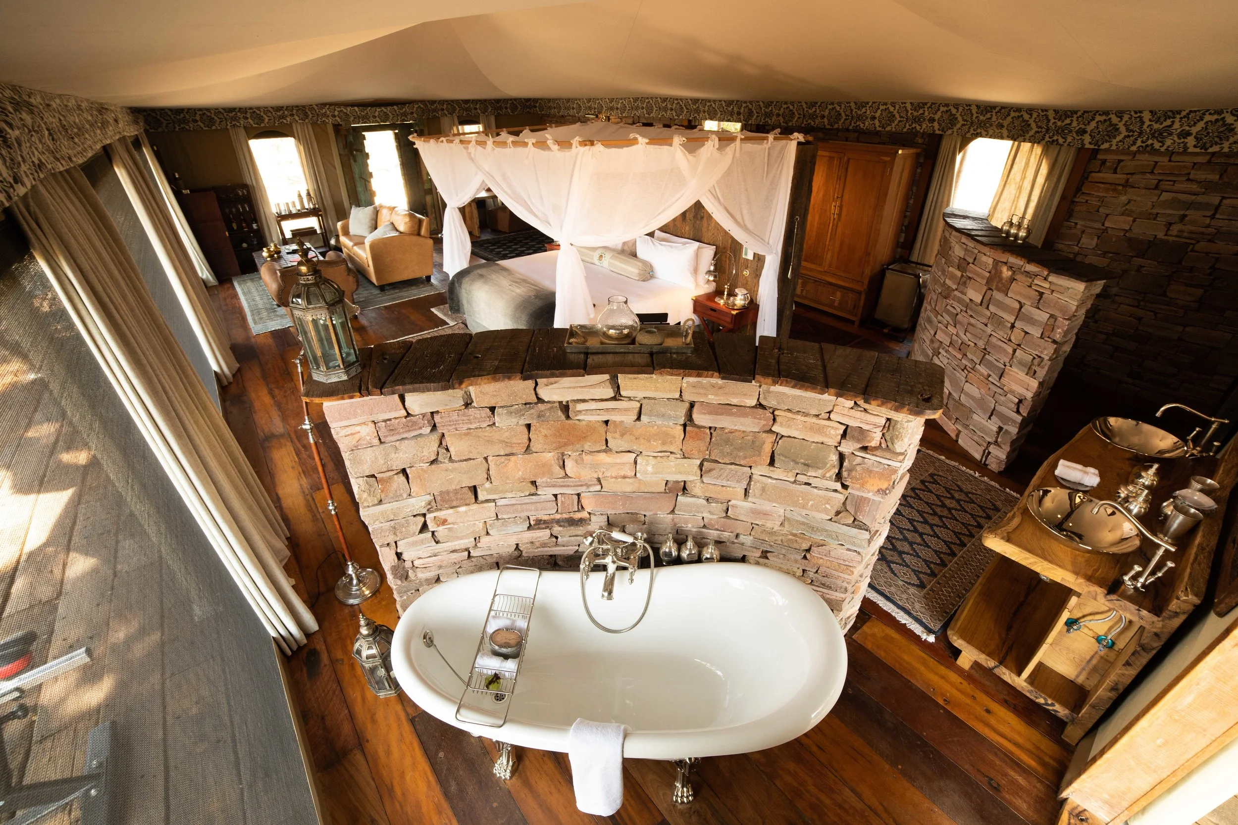 gpzimbabwe-mpalajena-guesttentinteriorviewfrombathroom.jpg
