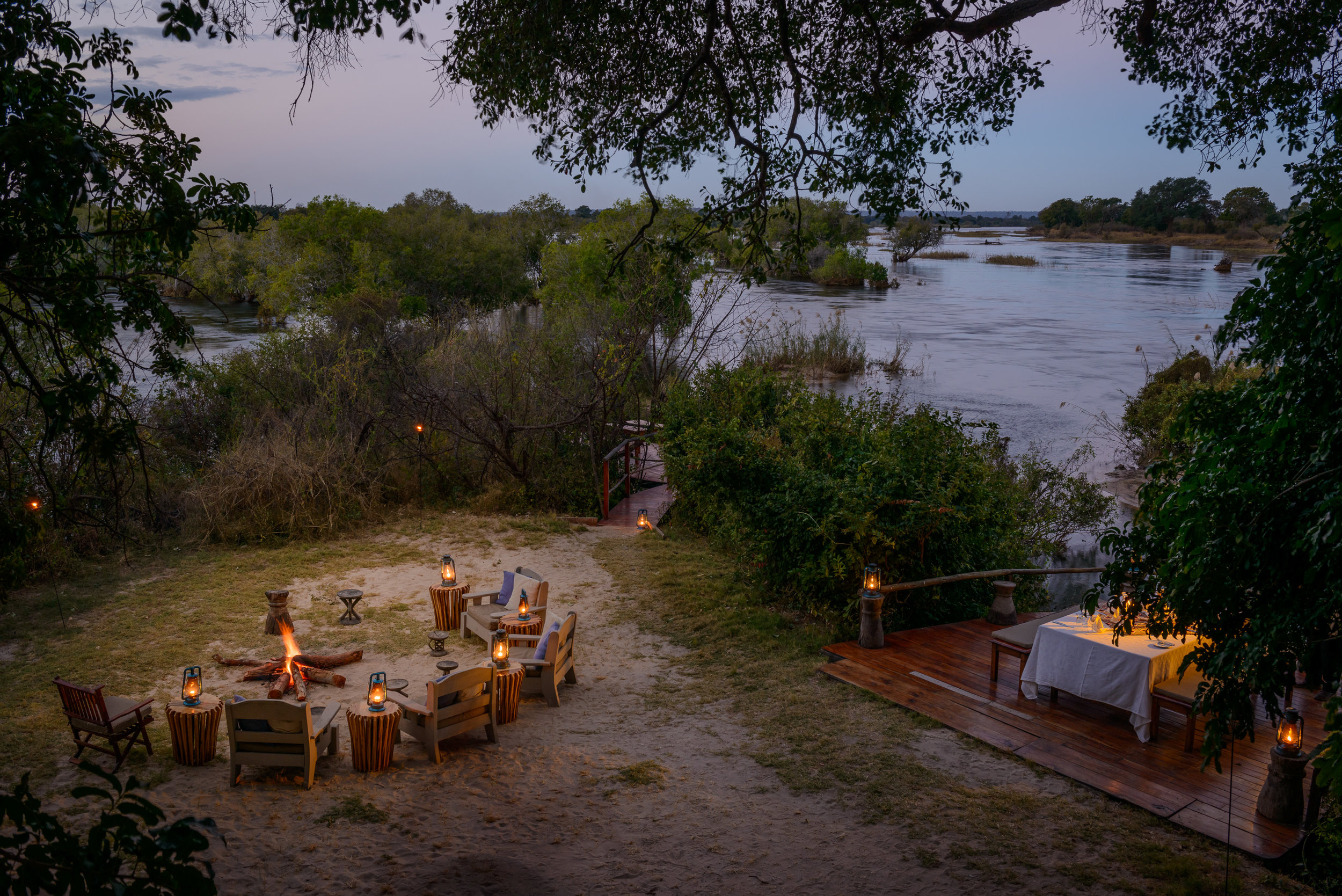 sindabezi_dining.jpg