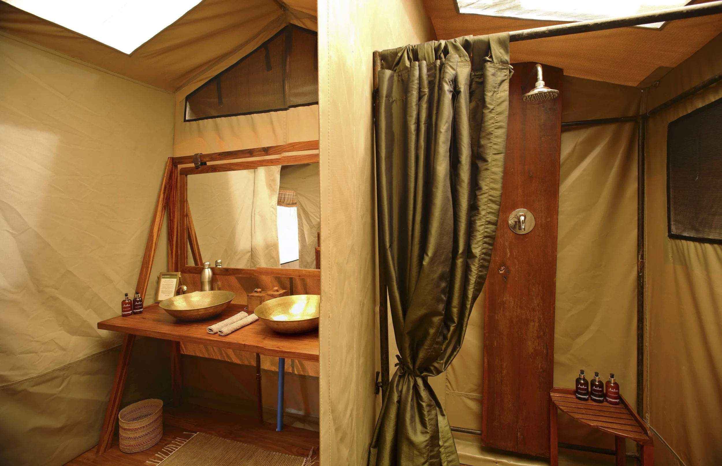 Olakira-Double-vanity-en-suite-bathroom-with-plumbed-shower.jpg