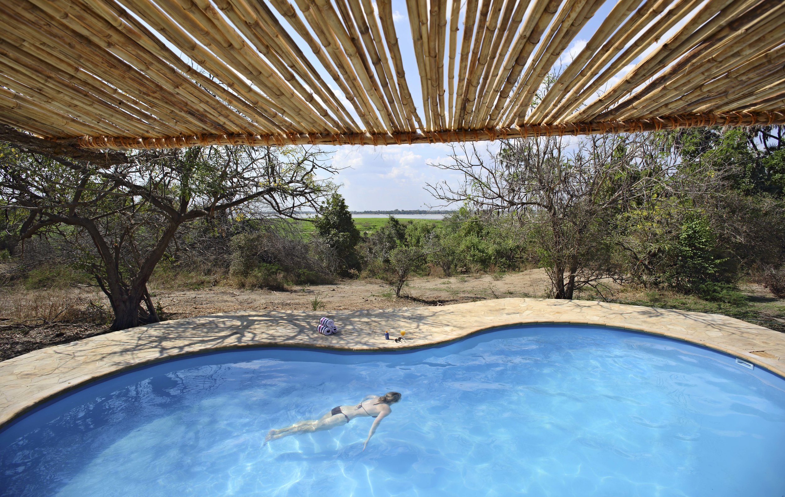 Swimming-pool-with-view-of-lake-Roho.jpg