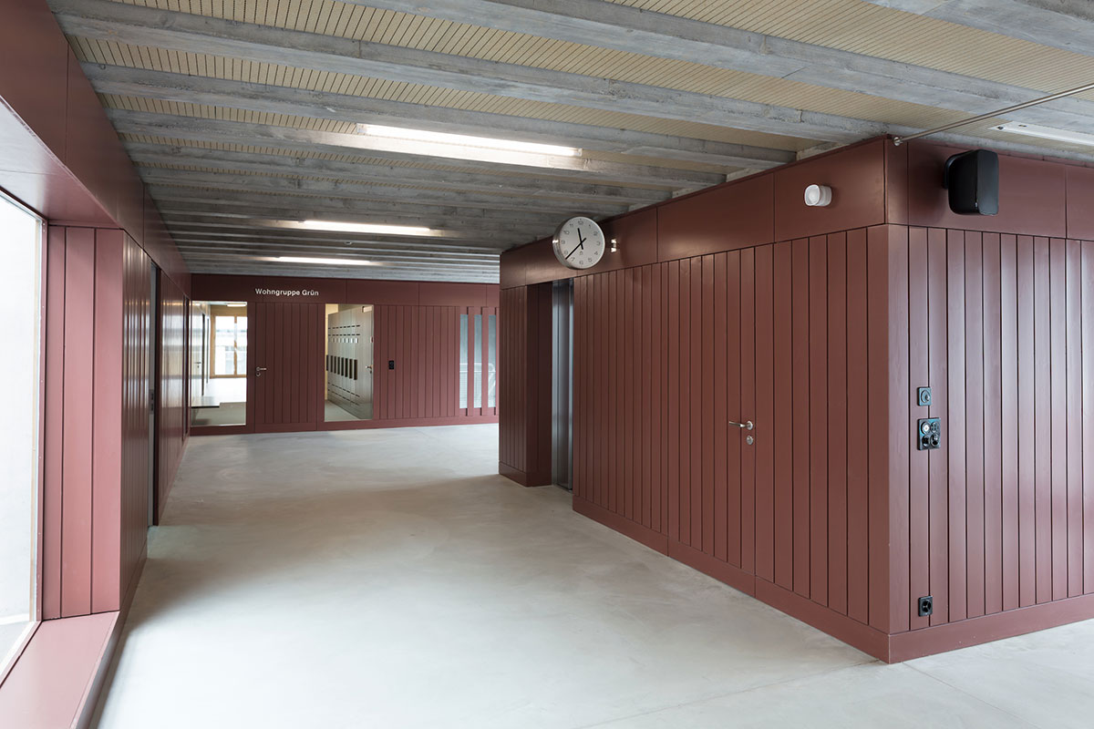 Dorfplatz im Internat