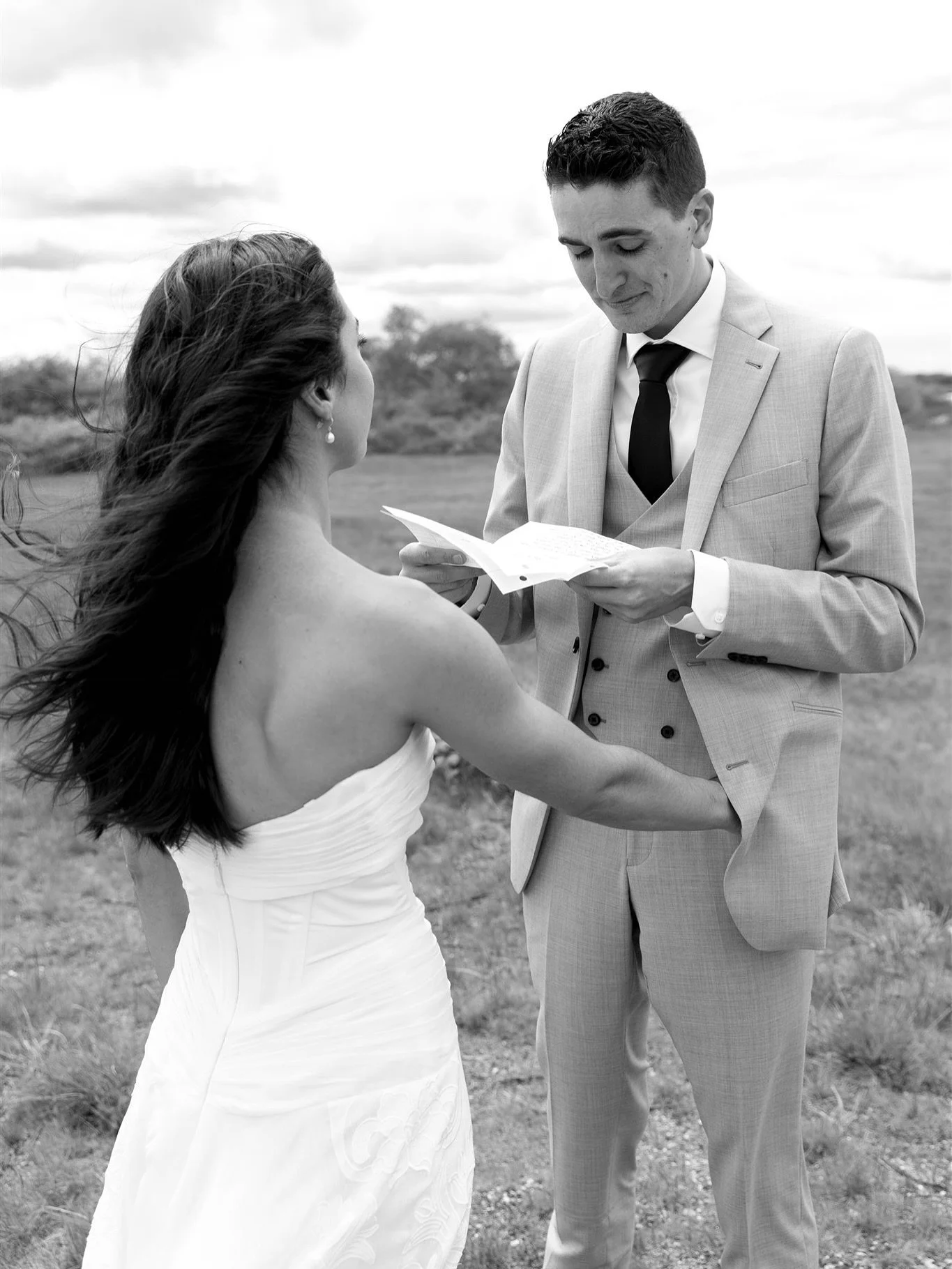 Just a whole bunch of real moments and wedding day feels in b/w from Angelina + Sam&rsquo;s beautiful backyard 🥲

Planning: @wrightuptheaisle 
Catering + Rentals: On The Go
Florals: @hudson_keegan_creative 
DJ: @peopleskaraoke 
Hair: @empowerbeautyc