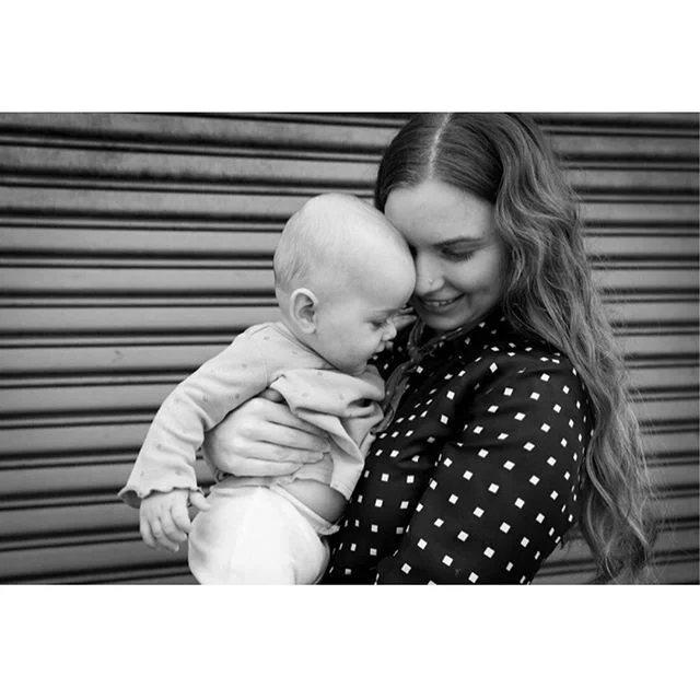 That noggin nuzzle 💓 
#newyorkfamilyphotographer #oonastudiophotography #family #baby #love