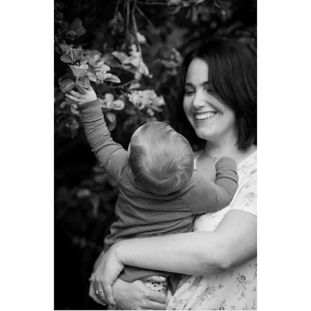 When the world is new and you can&rsquo;t get over how cool nature is! 🌿🌺✨
#oonastudiophotography