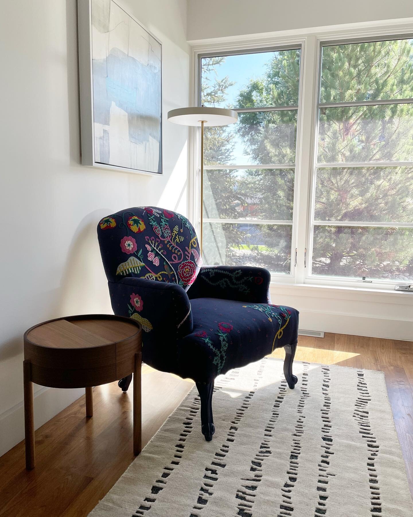 Good morning

#readingnook #restingcorner #morninglight #interiordesign #denverinteriordesign