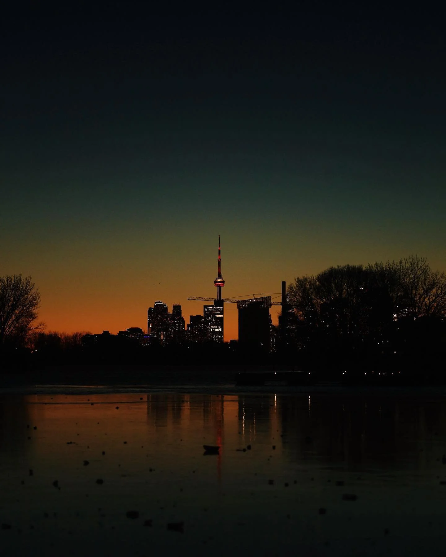Sunsets at the beach ✨ so excited that our days are getting a little bit longer #toronto #sunsetphotographytoronto #torontosun #cntowertoronto