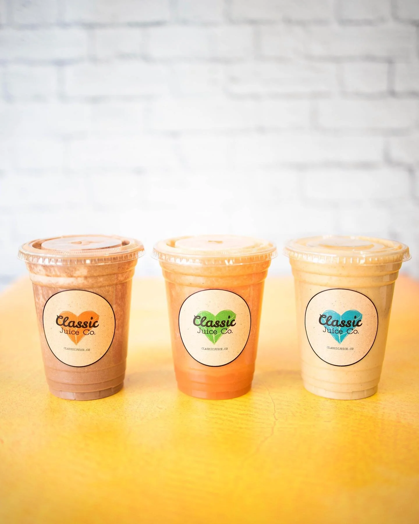 My all time favourite smoothie and juice bar EVER. If you are in #toronto you must visit them and their amazing shop!! ✨🍋🍓🍌 
.
.
.
#torontosmallbiz #chulastoronto #juiceshop #torontojuice #blogtojuice #blogtofood #torontodrinks #torontofood #toron