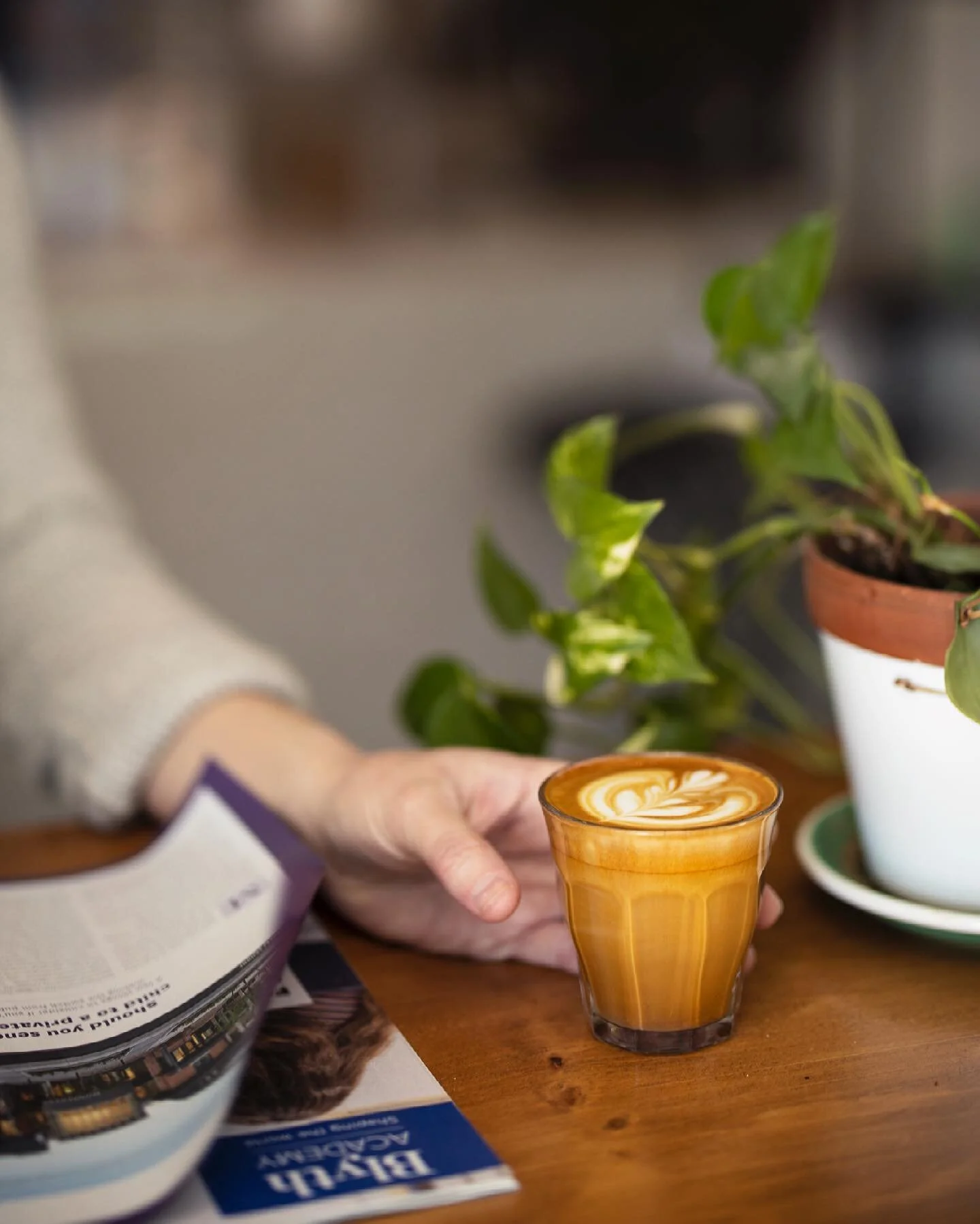 Love shooting for @morningparadecoffee !!! This cortado looks amazing, and what better way to read your morning newspaper/magazine/book then sipping on some delicious local coffee?! ☕️✨
.
Message me to collaborate 📸
.
.
.
#morningparadecoffee #toron