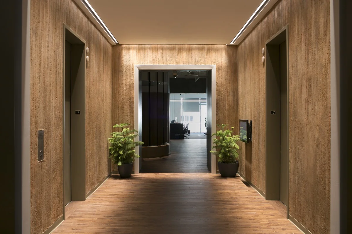Another floor’s lobby has a brown plaster finish resembling a pine tree trunk.