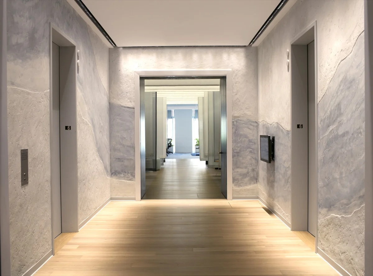 This floor’s elevator lobby picks up the blues and whites of seafoam and waves crashing on a beach.