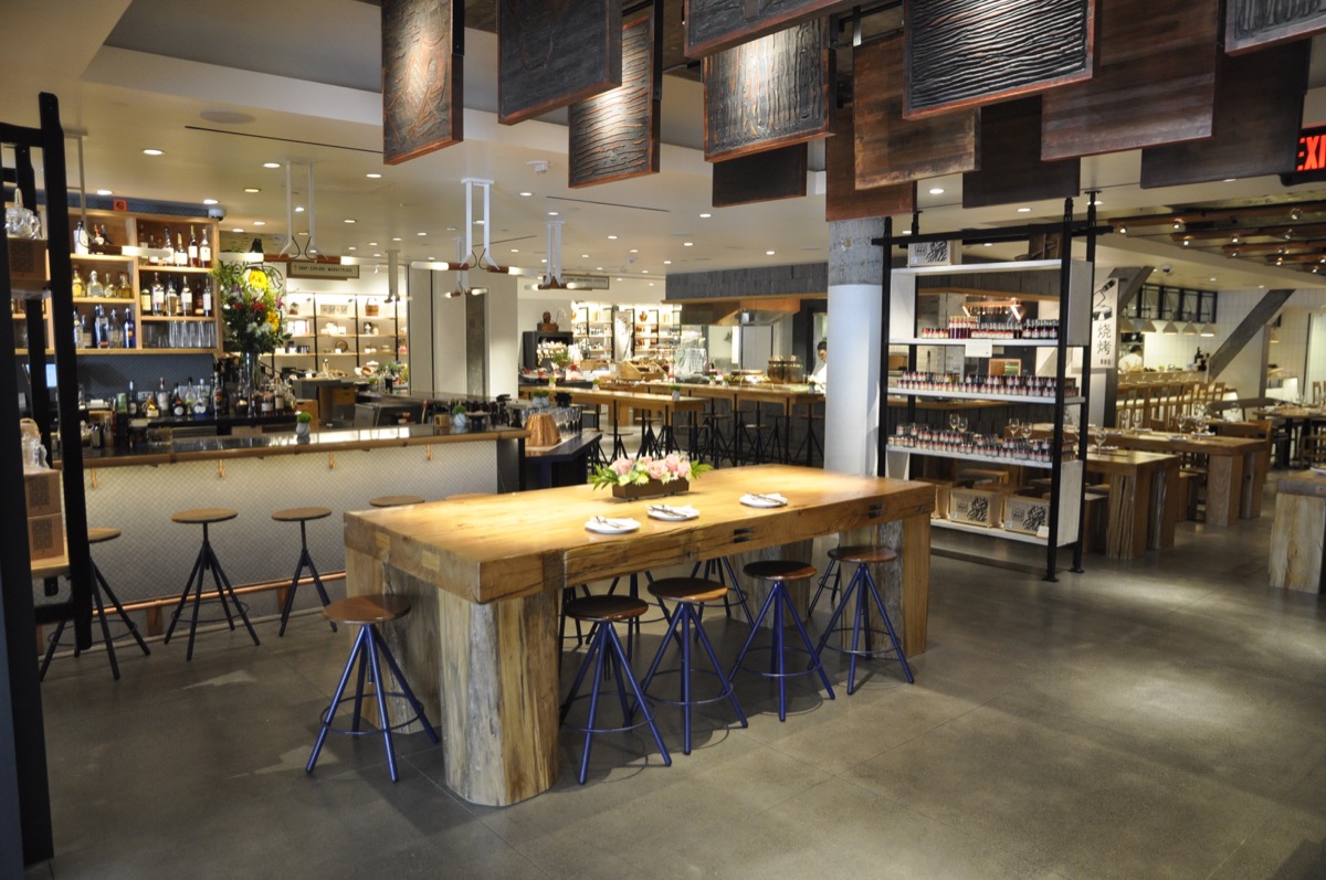 A restaurant with plaster finishes.