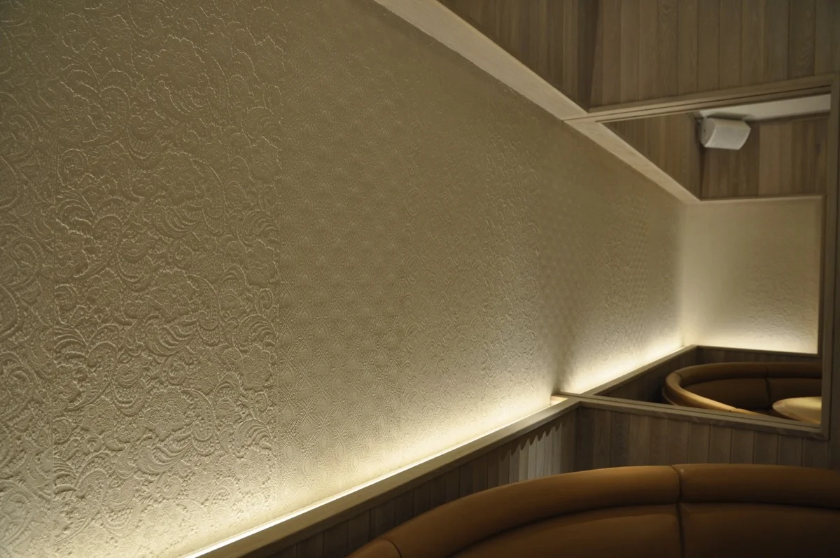 A pattern becomes texture on the plaster.