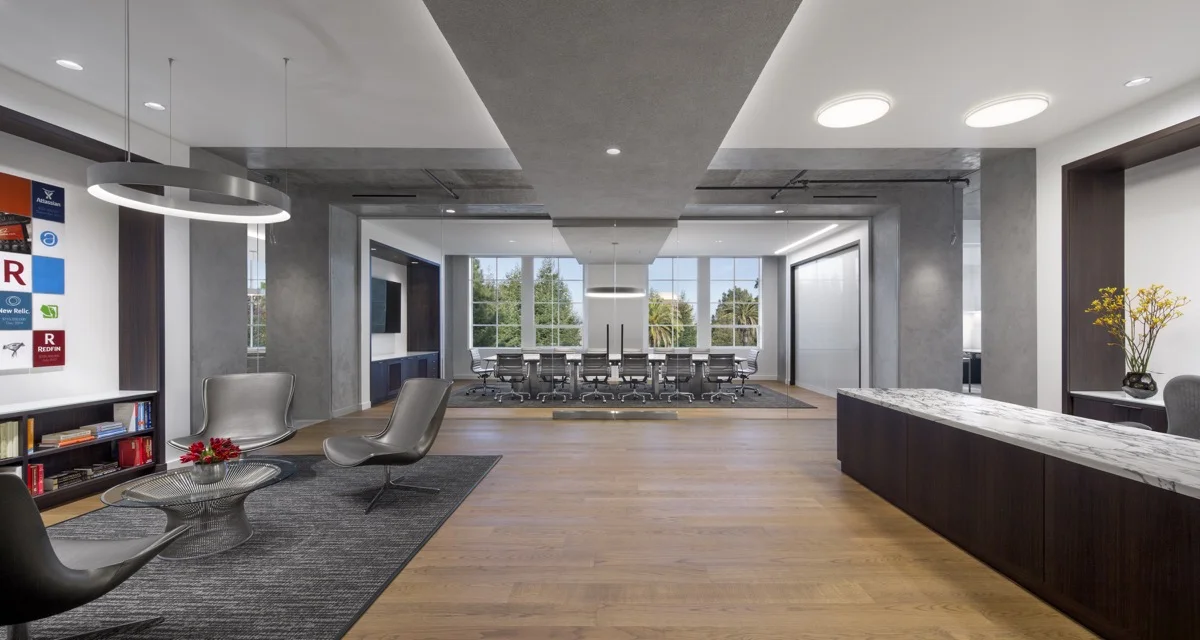 The grey and white wall finishes emphasize the architecture of the office.
