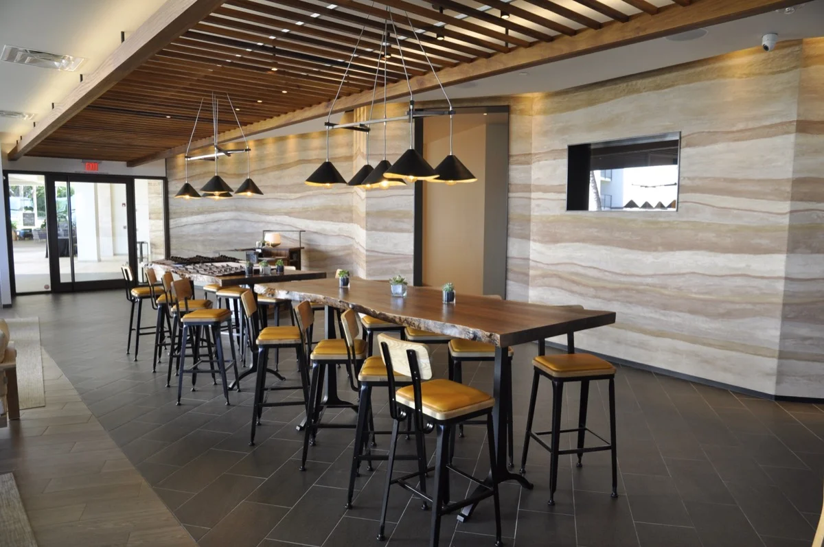 The rammed earth finish in five colors complements the warm-toned color palette.