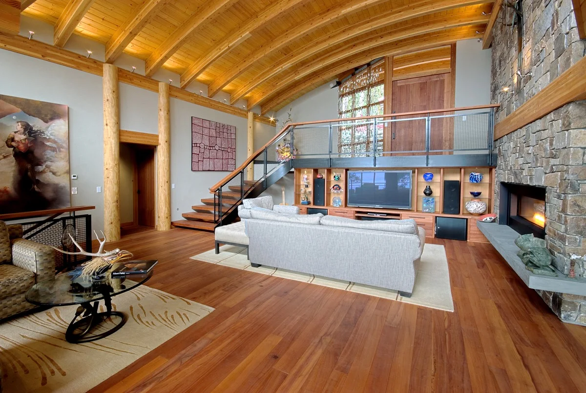 The Japanese plaster finish offsets the wood beams and flooring.