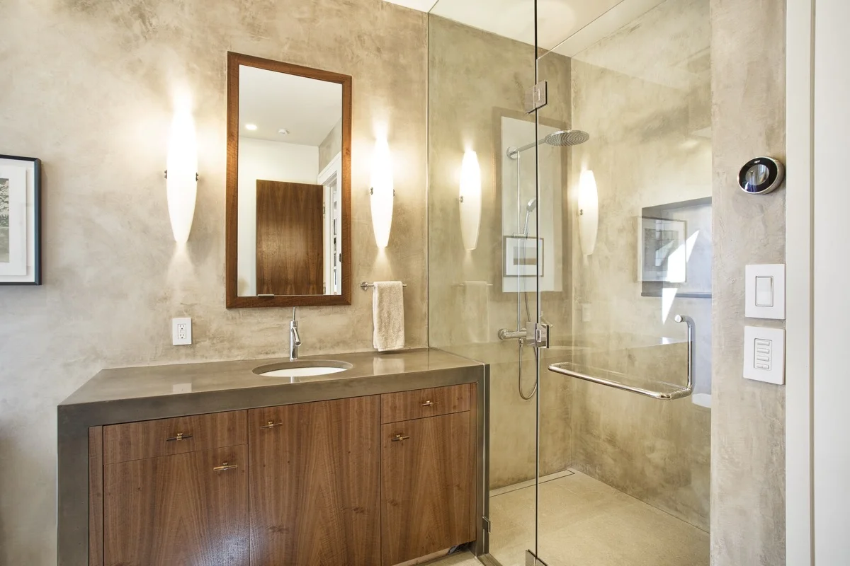 Unlike many materials, plaster can be used without a break in material on any bathroom wall.