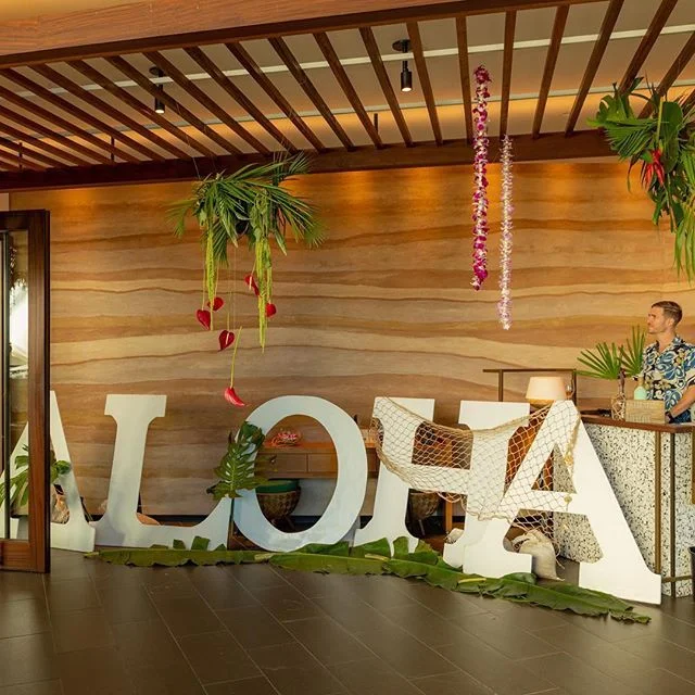 A sweet shot of a &ldquo;Geo-Strata&rdquo; inspired finish we applied a couple years ago on Maui @humblemarketkitchin @waileamarriott with The Crew:
@level_5_design 
@healyja 
@judeswafford 
@bonitonito
.
.
.
.
. 
#level_5_design #plaster #venetianpl