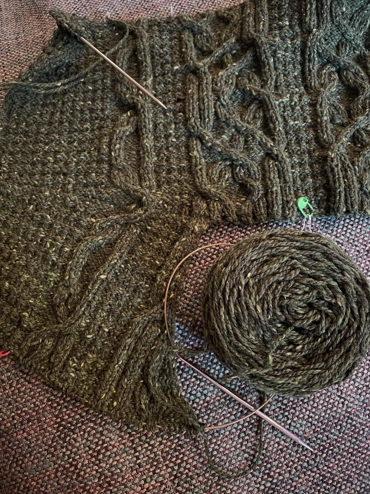 For the grid, a progress post about my #morahancardigan by @norahgn. I&rsquo;m finding this super entertaining and so compelling. I do have to unclench my jaw from time to time though 😂. Knitting this in the recommended @kelbournewoolens Lucky Tweed