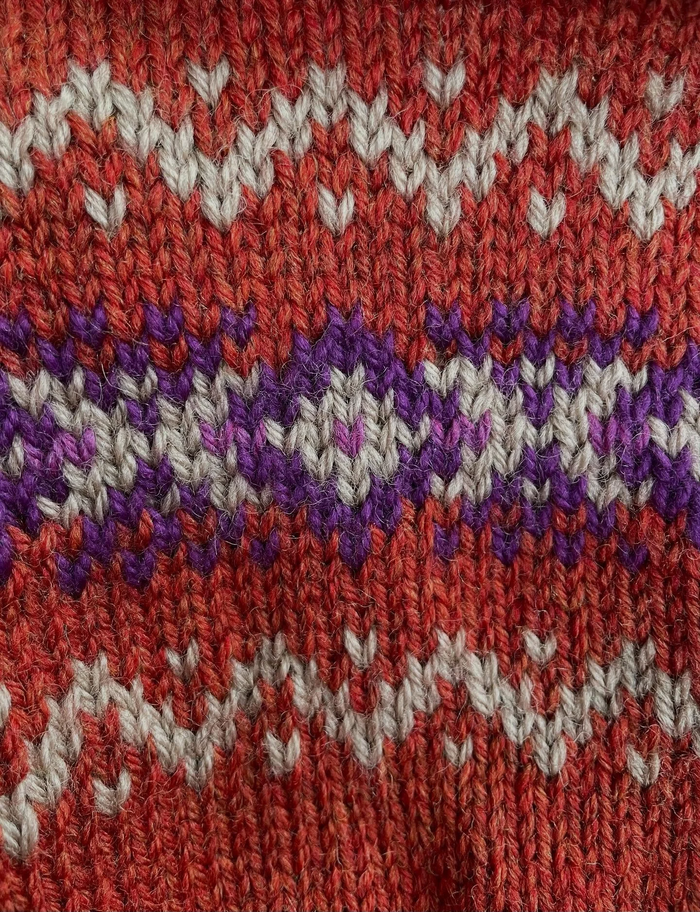 A little #fairislefriday experiment on the needles.