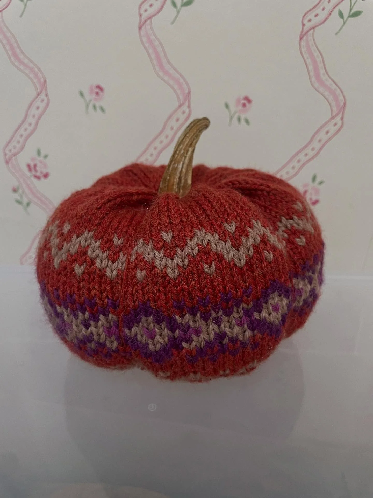 Hands up if you guessed what my swatch on Friday was going to be! A doodle for sure, both as a stranding exercise and also an experiment to see how a knitted pumpkin actually works out. I mean, if @thegameofwool contestants can slipcover a couch, I s