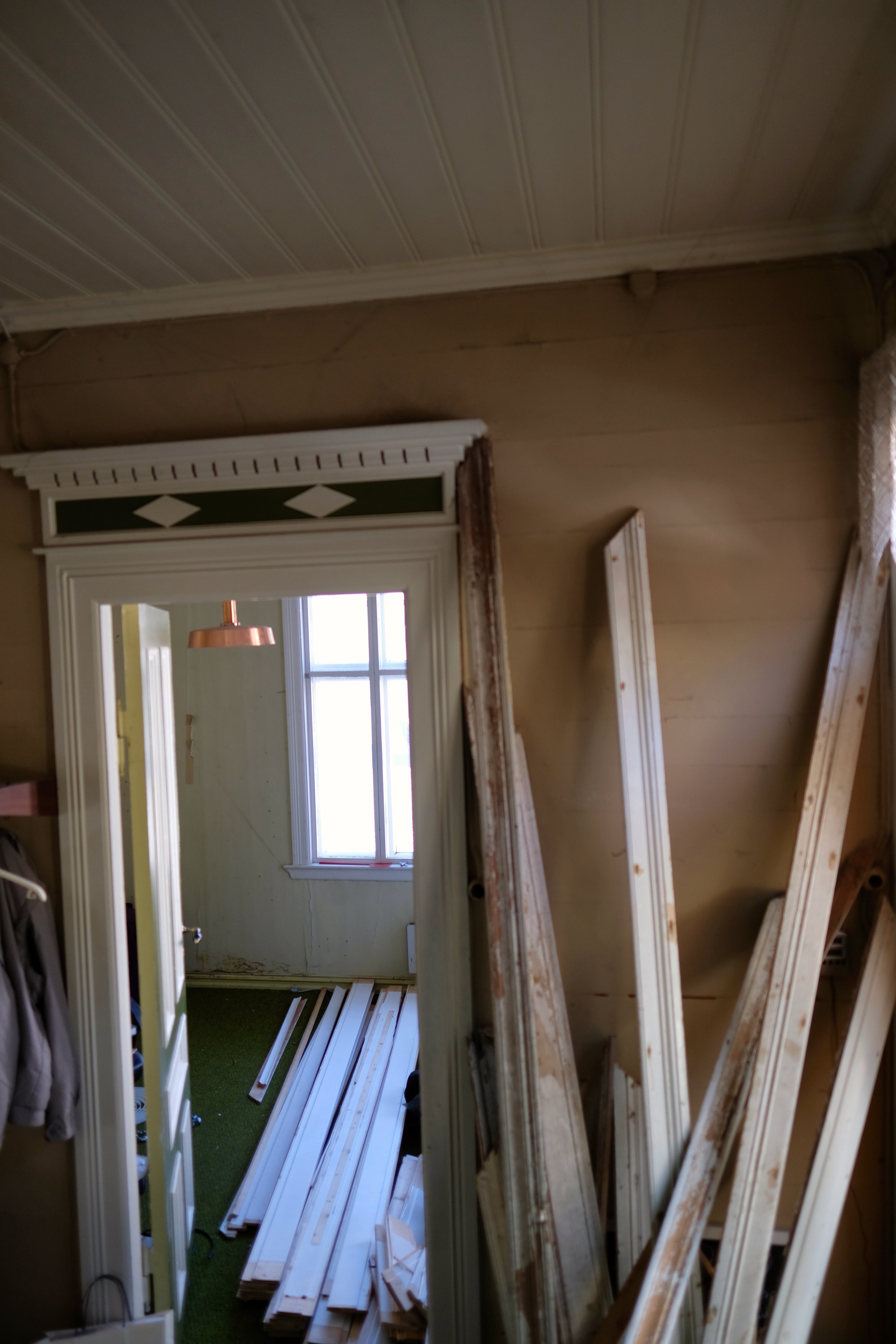 Inn døra er det presten sitt kontor. No mellomlagrar me panel der.