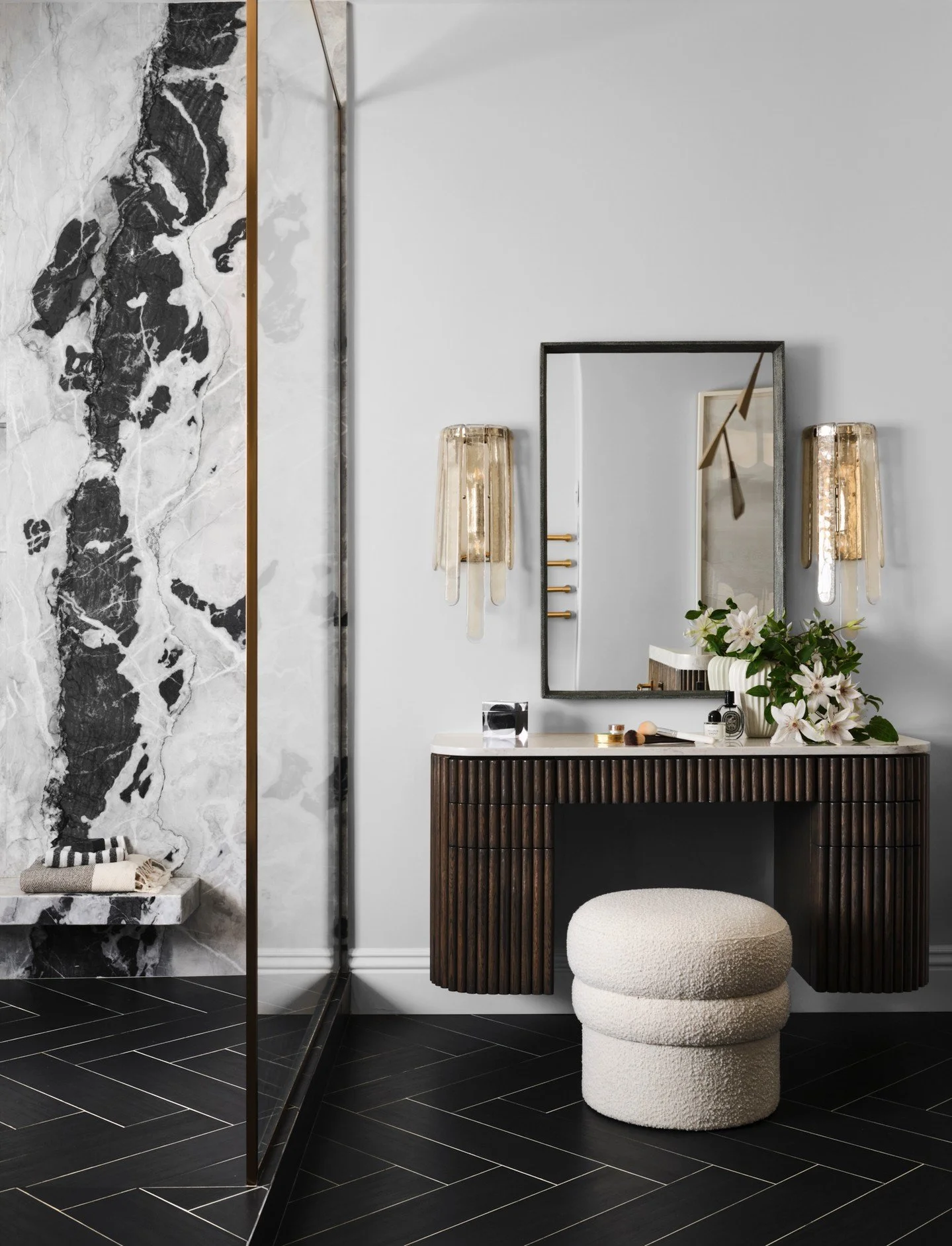 Feminine yet edgy. A beauty of a vanity moment at our #westrubyproject #caseyhowardinteriordesign 
published in: @luxemagazine
📸: @douglasfriedman
styling: @allegrahsiaostylist
PR: @davisgonthier