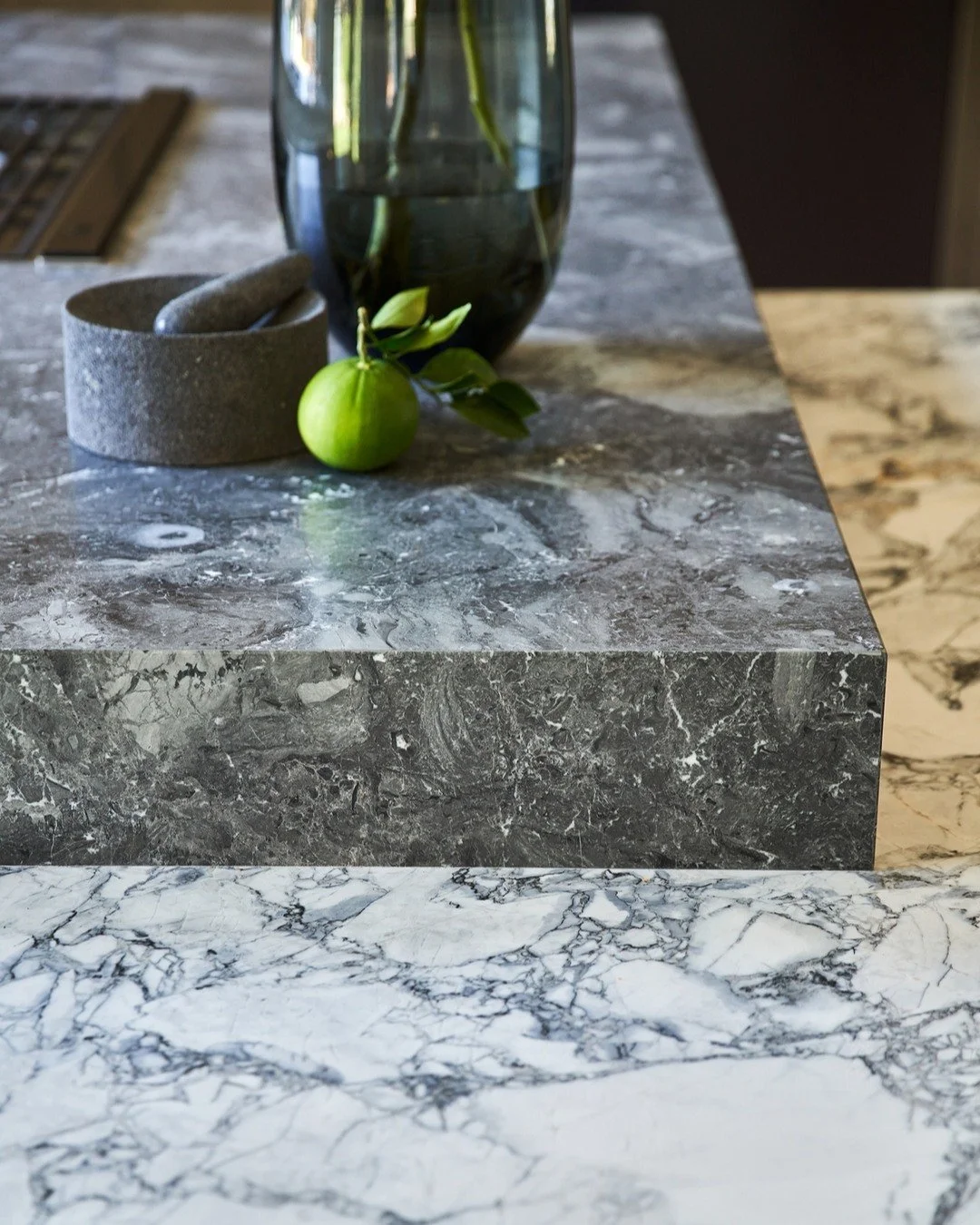 The dolomite countertops are the center of attention, but are balanced by the vaulted airiness and clean modern cabinetry at our #sonoraproject #caseyhowardinteriordesign
📸: @kuohphotography
styling: @allegrahsiaostylist