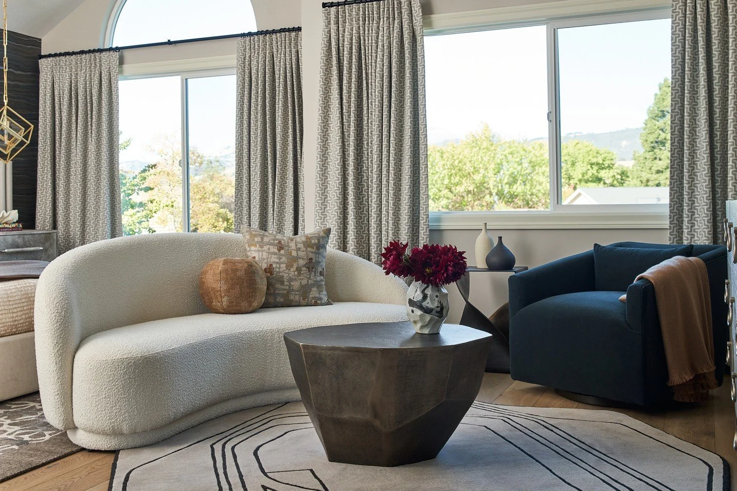 The primary suite at our #weatherlyproject captures the spirit of a boutique hotel, designed for both comfort and elevated living.  #caseyhowardinteriordesign
📸: @kuohphotography
styling: @allegrahsiaostylist