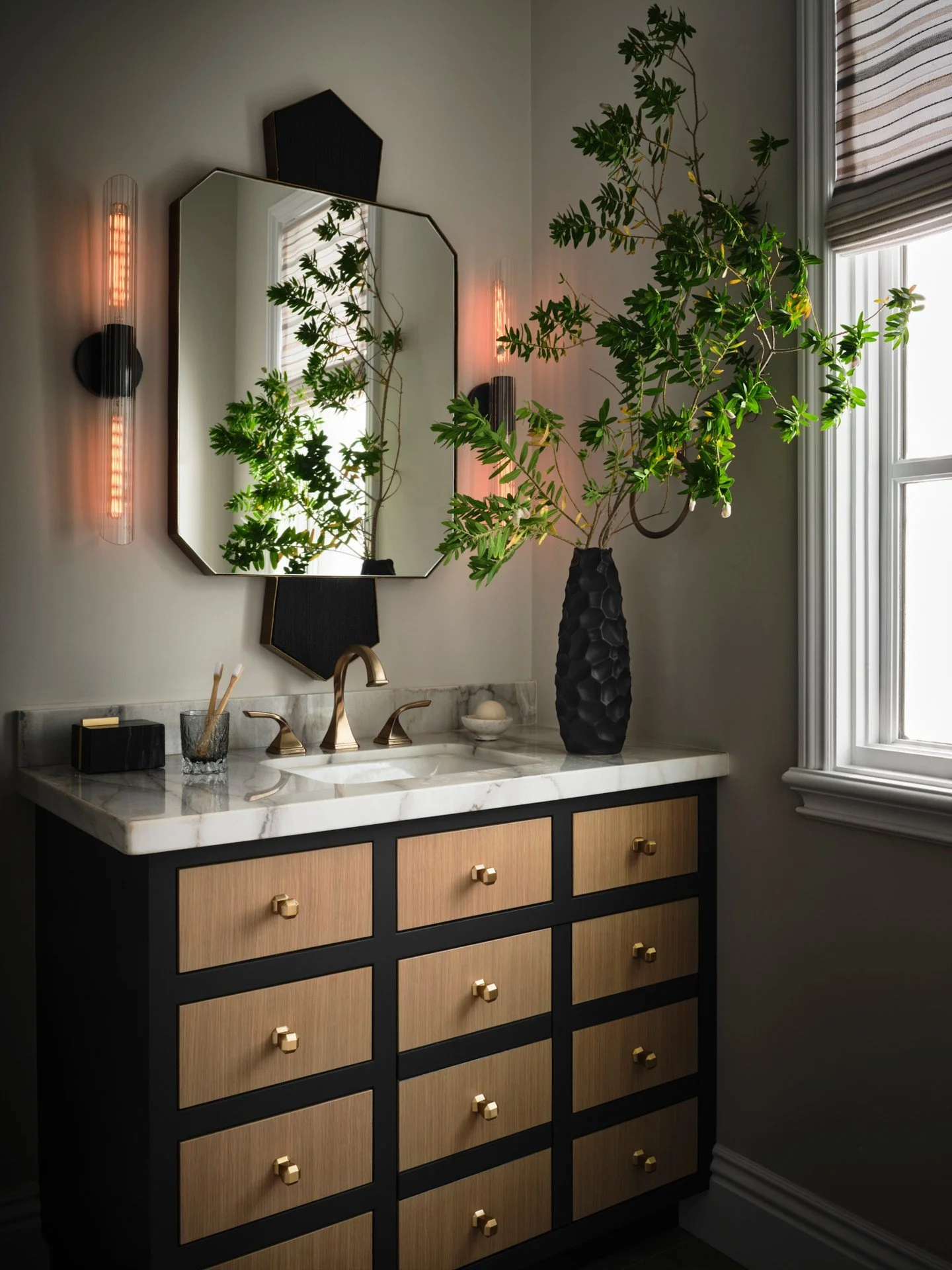 Daughter's bathroom... edgy, unexpected, and timeless.
#westrubyproject #caseyhowardinteriordesign 
published in: @luxemagazine
📸: @douglasfriedman
styling: @allegrahsiaostylist
