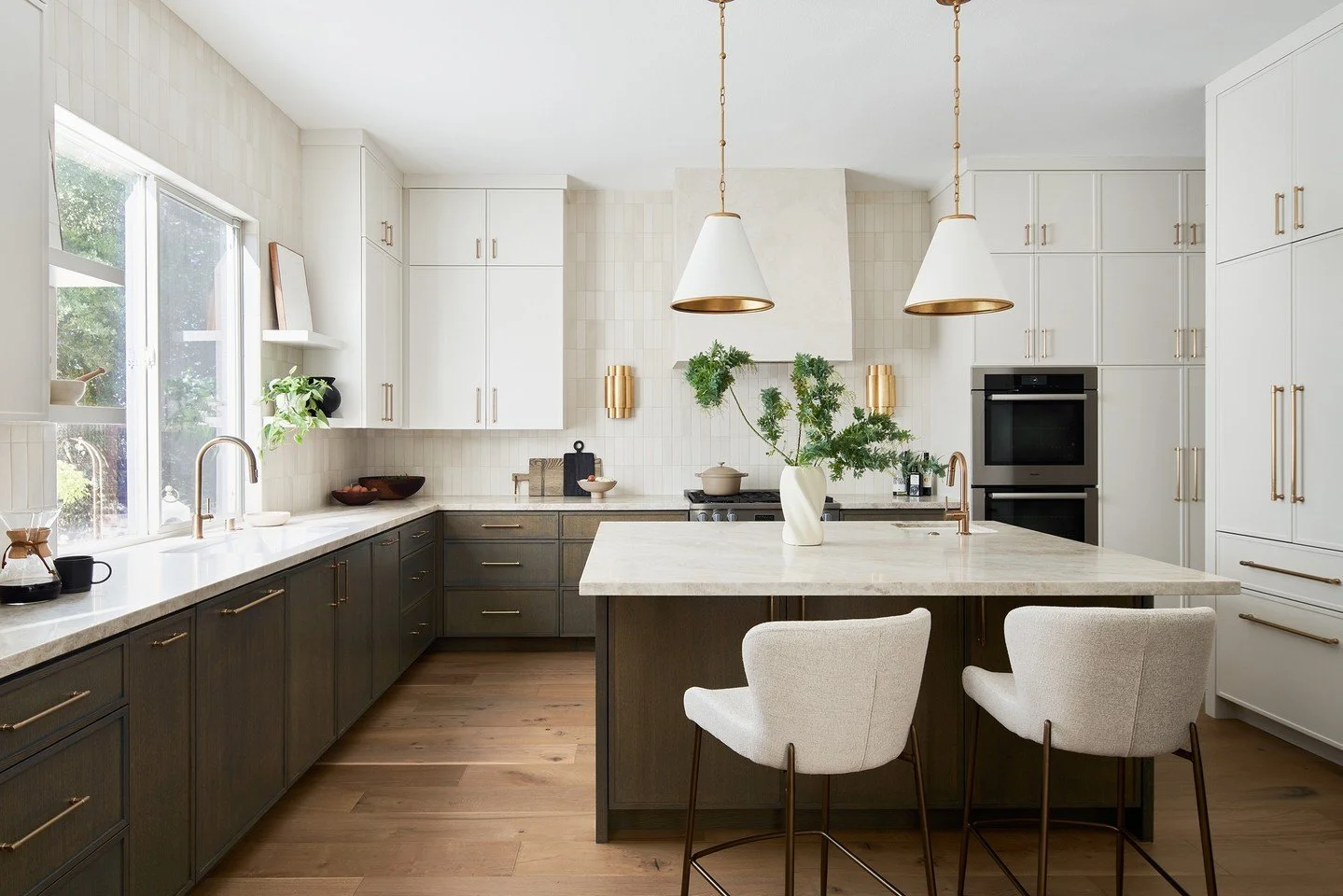 Effortless. Elevated. Organic Modern. The kitchen at our #lilacproject balances warmth and restraint, natural texture and sculptural detail to make a statement. #caseyhowardinteriordesign
📸: @kuohphotography
styling: @allegrahsiaostylist