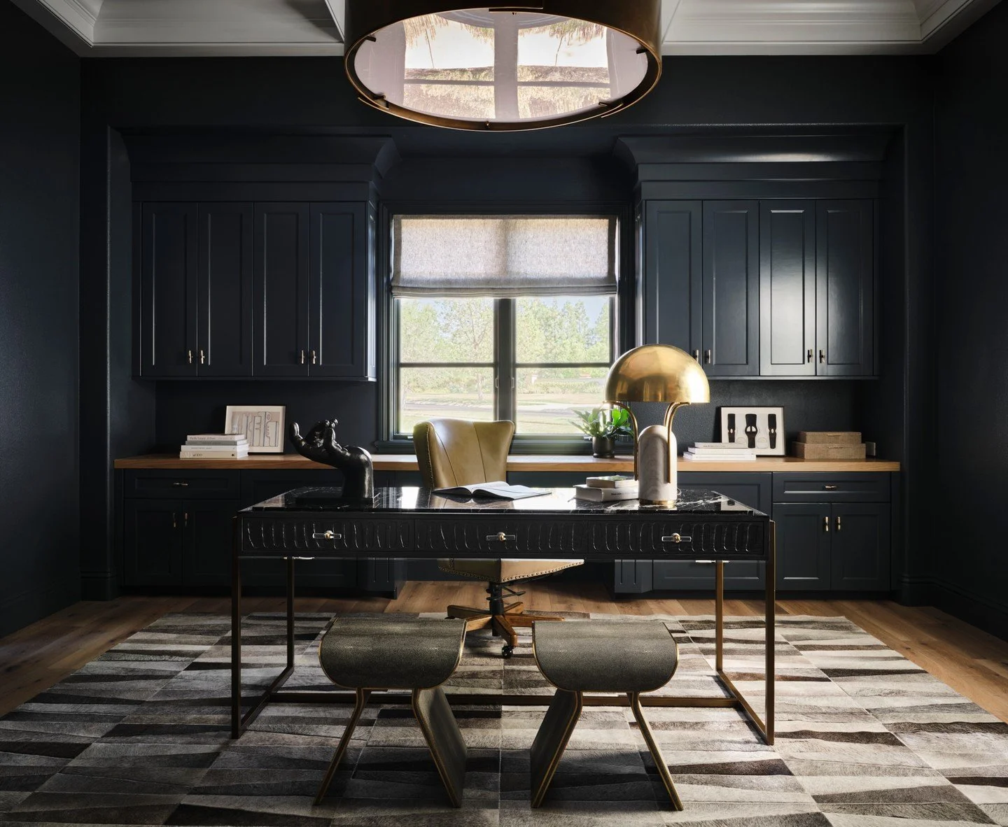 Unapologetically bold. This moody office pairs deep finishes with sculptural forms and metallic accents to inspire big ideas and quiet confidence. #westrubyproject #caseyhowardinteriordesign 
📸: @douglasfriedman
styling: @allegrahsiaostylist