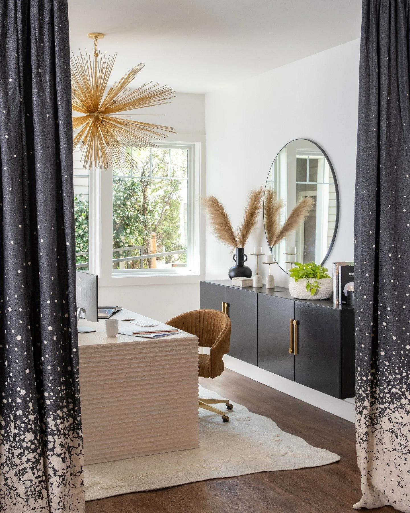 Behind the custom curtains...sculptural forms, soft texture, and a touch of drama &mdash; an office that inspires the design. #CHIDStudio #caseyhowardinteriordesign
📸: @kuohphotography