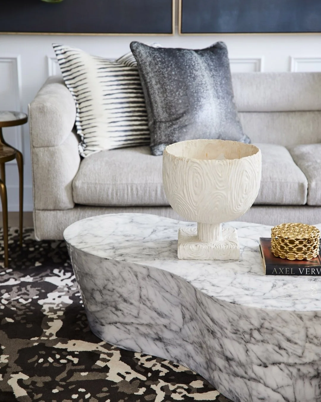 Unexpected contrast layered with quiet intention. The details at our #DiabloRanchProject are where the luxury lives. 
#caseyhowardinteriordesign
📸: @kuohphotography
styling: @candkdesign