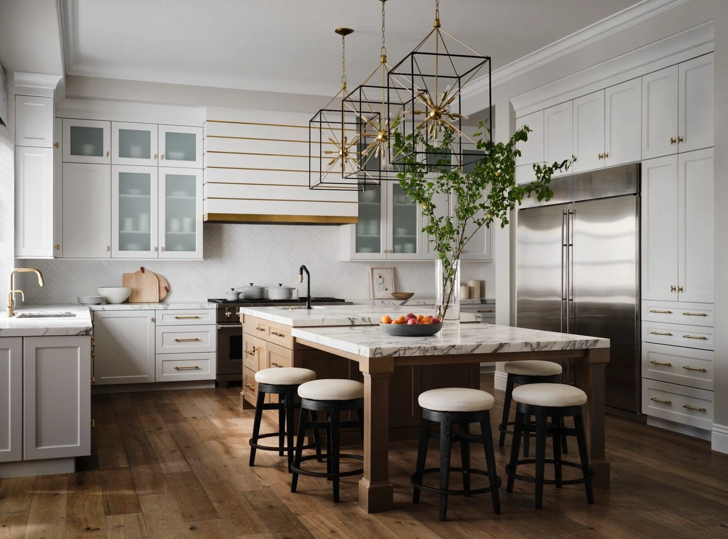 Quietly classic, with an unexpected edge. The kitchen at our #WestRubyProject is designed to honor what&rsquo;s timeless while surprising with thoughtful details. #caseyhowardinteriordesign 
📸: @douglasfriedman
styling: @allegrahsiaostylist