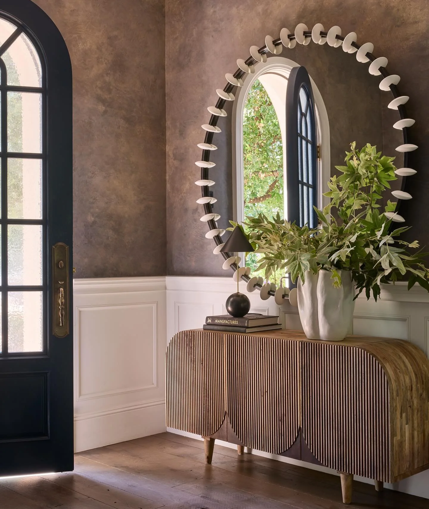 A statement-making entry sets the tone for all that is to come. #originalby @jaimeeroseinteriors #inspo
photo: @johncwoodcock 
team:  rheaaroberson @webartphx
