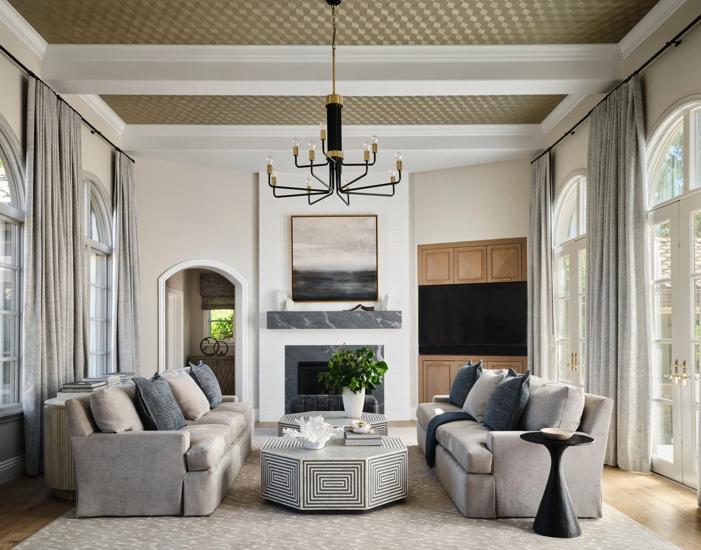 Classic lines, layered neutrals, and an unexpected touch overhead. Elevated, timeless design doesn&rsquo;t have to play it safe. #westrubyproject #caseyhowardinteriordesign 
published in: @luxemagazine
📸: @douglasfriedman
styling: @allegrahsiaostyli