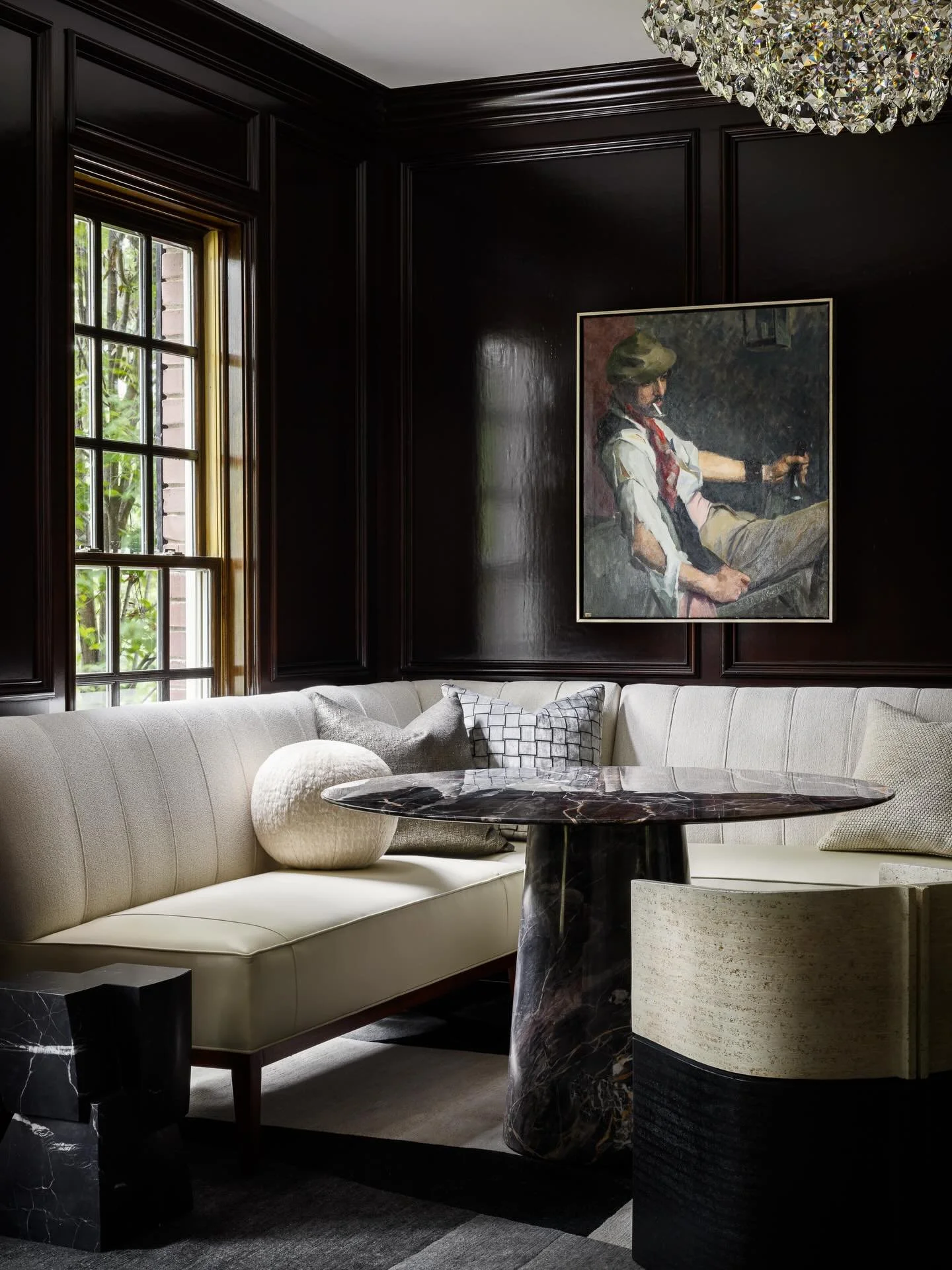 Moody contrast, maximum impact.
#inspo + design @mccroskeyinteriors
photo: natesheetsphoto