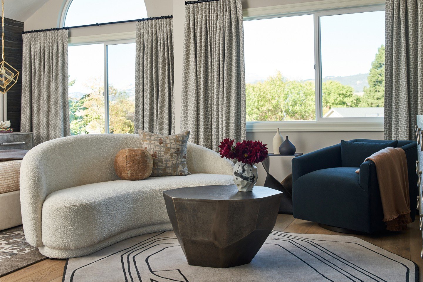 Designed to feel like a boutique hotel suite, the primary bedroom at our #WeatherlyProject blends balance, comfort, and quiet luxury. #caseyhowardinteriordesign
📸: @kuohphotography
styling: @allegrahsiaostylist