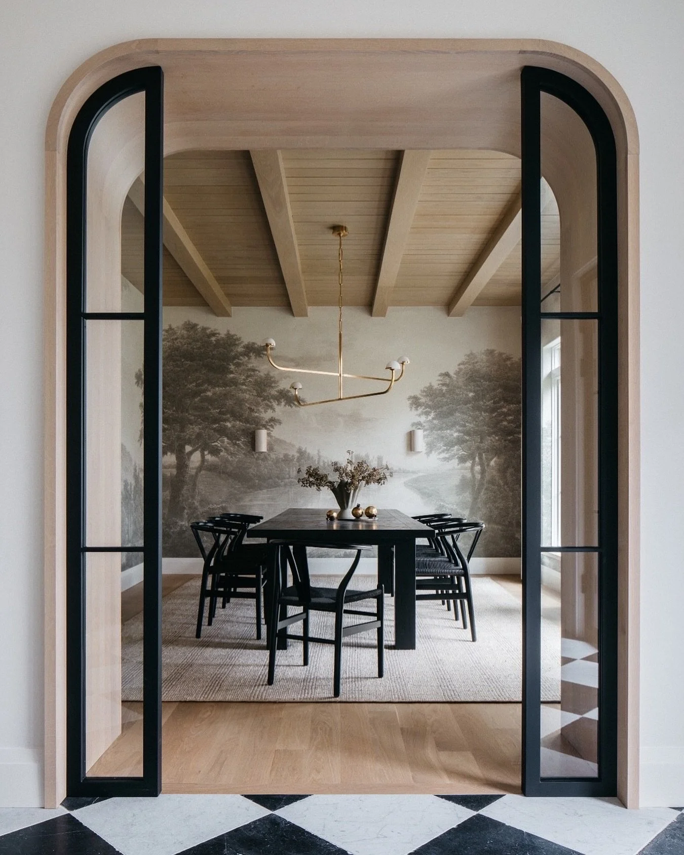 Framed in style... where architecture becomes art.
#inspo + design @katemarkerinteriors
build: @foxwooddev
photo @margaretrajic