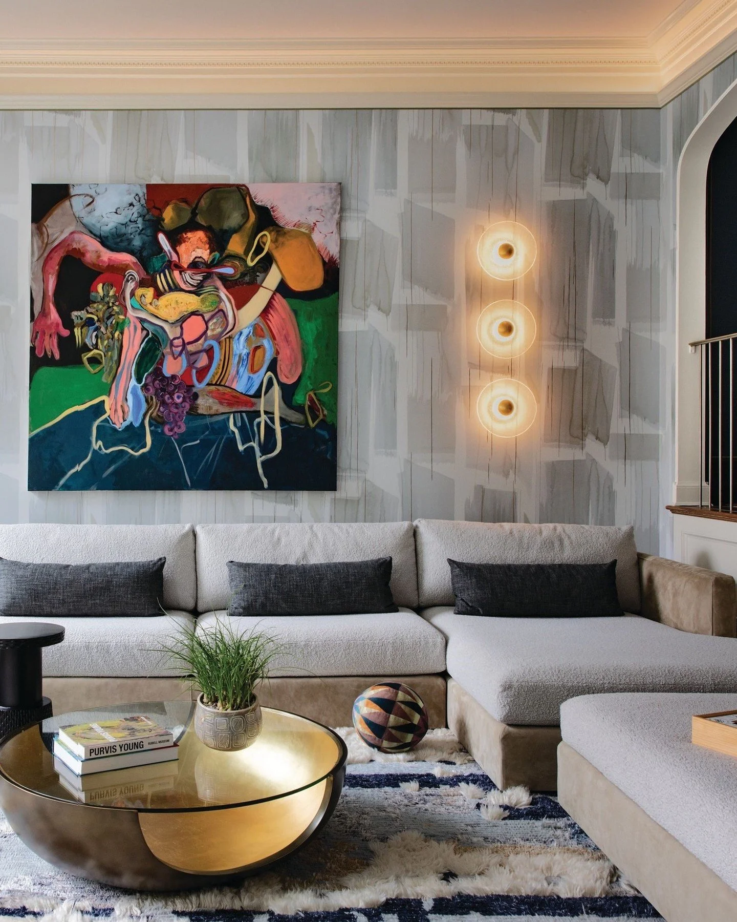 Layered in grey. Elevated in attitude.
#inspo via @hollyhuntdesign
wallcovering @carlisle.and.co
design @jdirelanddesign
photo @trevorbparker
featured in @modernluxury