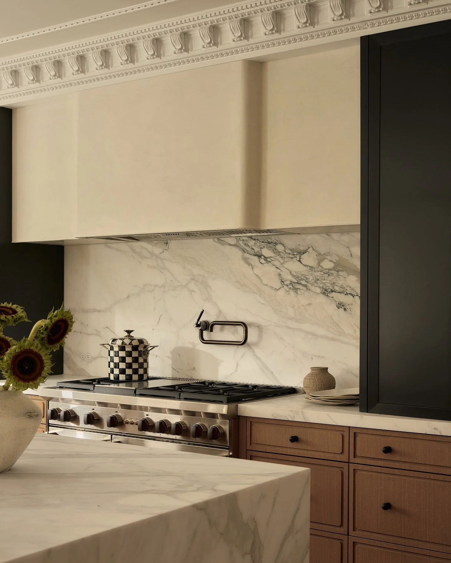 The intersection of classic details and modern lines.
#inspo #original by @alibuddinteriors