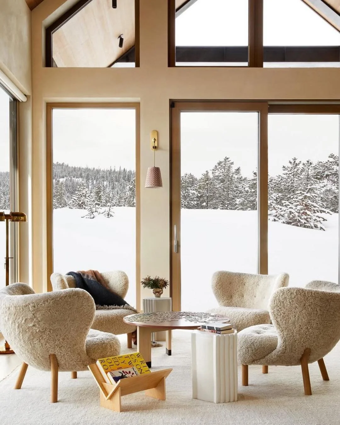 Wintery and wonderful.
#inspo via @scoutandnimble
design @redmondaldrichdesign 
architecture @centreskyarchitecture 
photo @lauraresenphotography 
styling @yeddamorrison 
art consulting @chbartadvisory