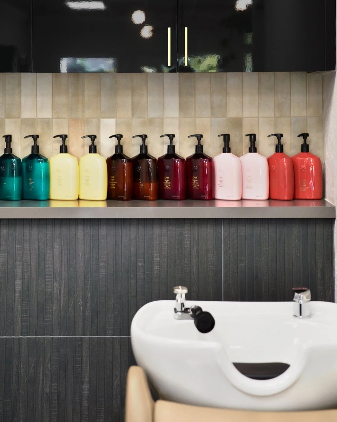 A rainbow of products ready to serve and a space designed to make everyone feel beautiful inside and out. #caseyhowardinteriordesign
📸: @kuohphotography
salon: @goldenstatestrands
build: @jdlconstructionca