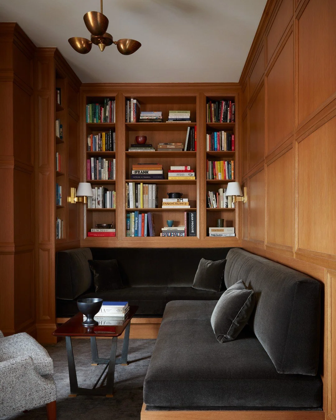 The coziest of reading nooks. #inspo via @urbanelectricco
design @alyssakapitointeriors
photography @stephenkentjohnson @ottoarchive