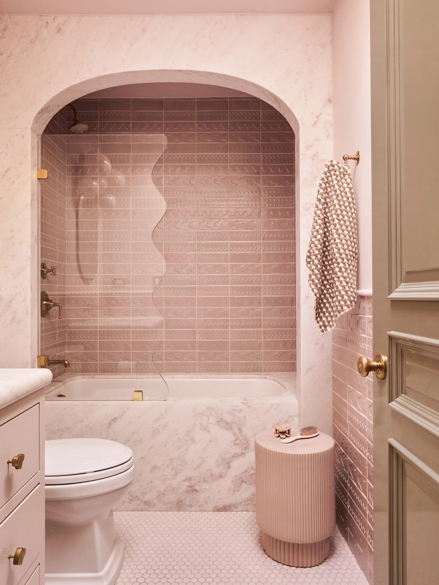 A view through whimsical rose-colored glasses. 
#inspo via @ruemagazine
design @tracysimmonsdesign
photography: @nicole_franzen