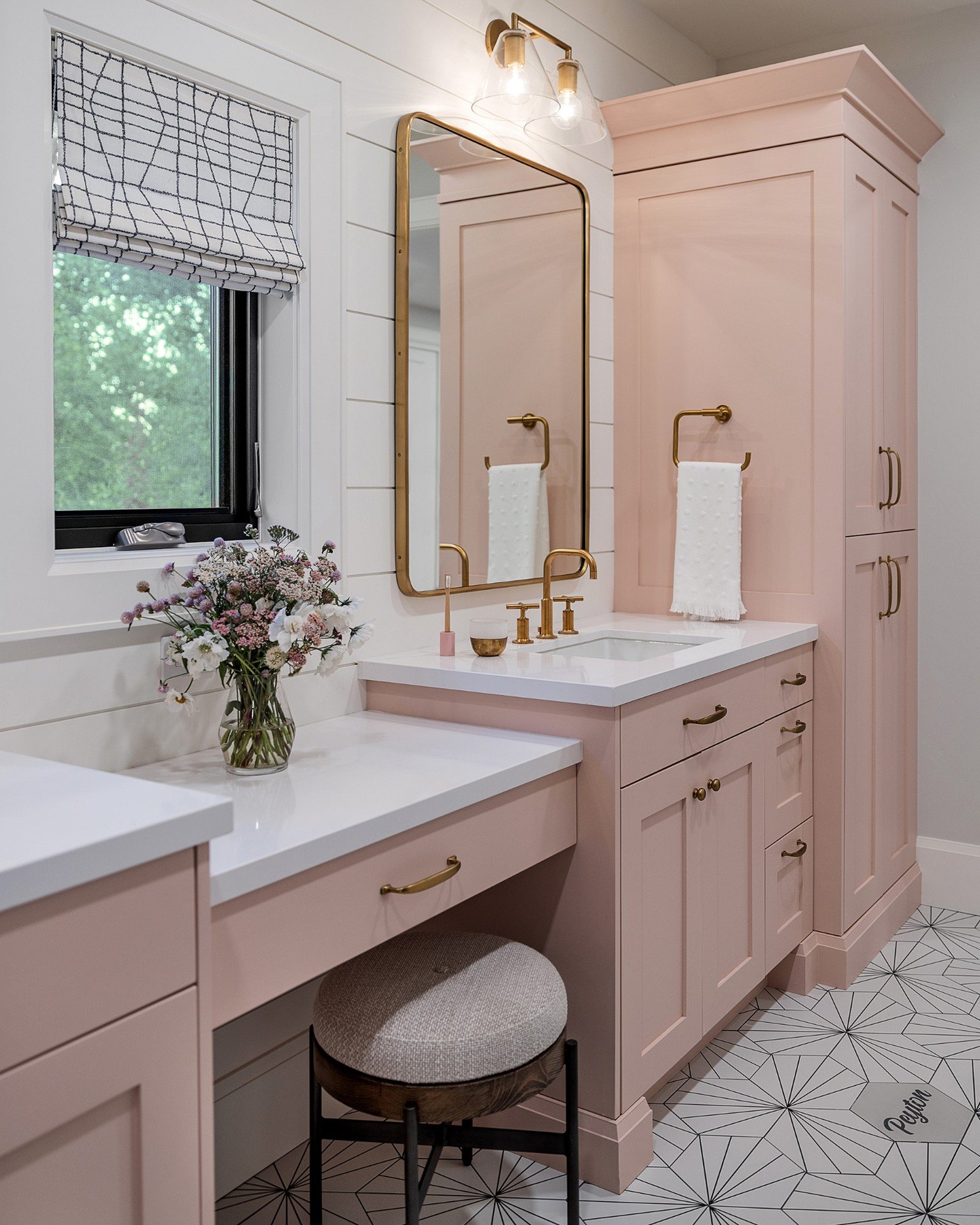 A touch of blush. 
#sycamoreproject #caseyhowardinteriordesign
interiors: CHID
📸: @kuohphotography
styling: @allegrahsiaostylist 
architect/builder: @ridgecrestdesigns