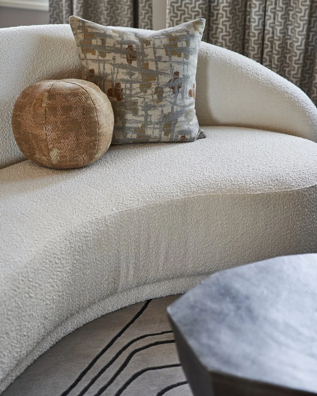 Understated pattern play in the primary sitting area at our #weatherlyproject.
#caseyhowardinteriordesign
📸: @kuohphotography
styling: @allegrahsiaostylist 
PR: @davisgonthier