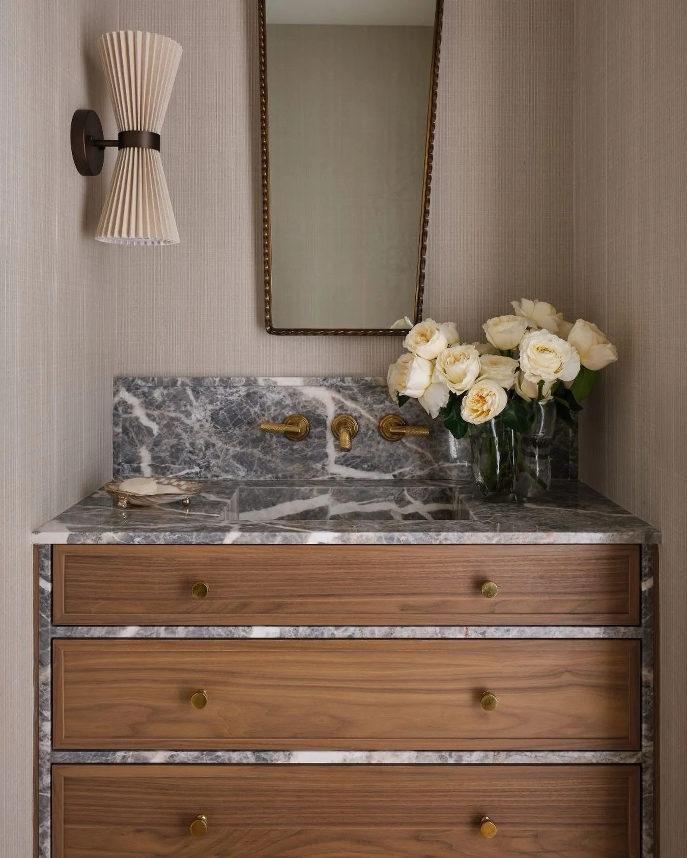 Framed in beauty.
#originalby #inspo via @armacmartin
design @lindseygoddardinteriors