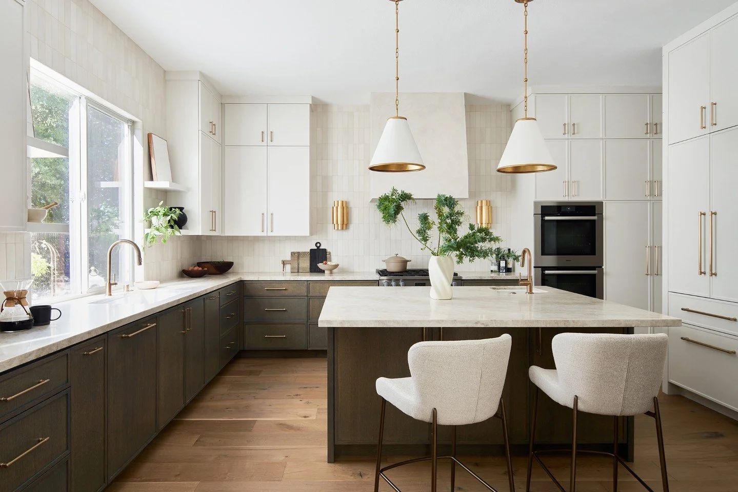 A study in balance and light, the kitchen at our Lilac project lets materials shine naturally. #lilacproject #caseyhowardinteriordesign
📸: @kuohphotography
styling: @allegrahsiaostylist