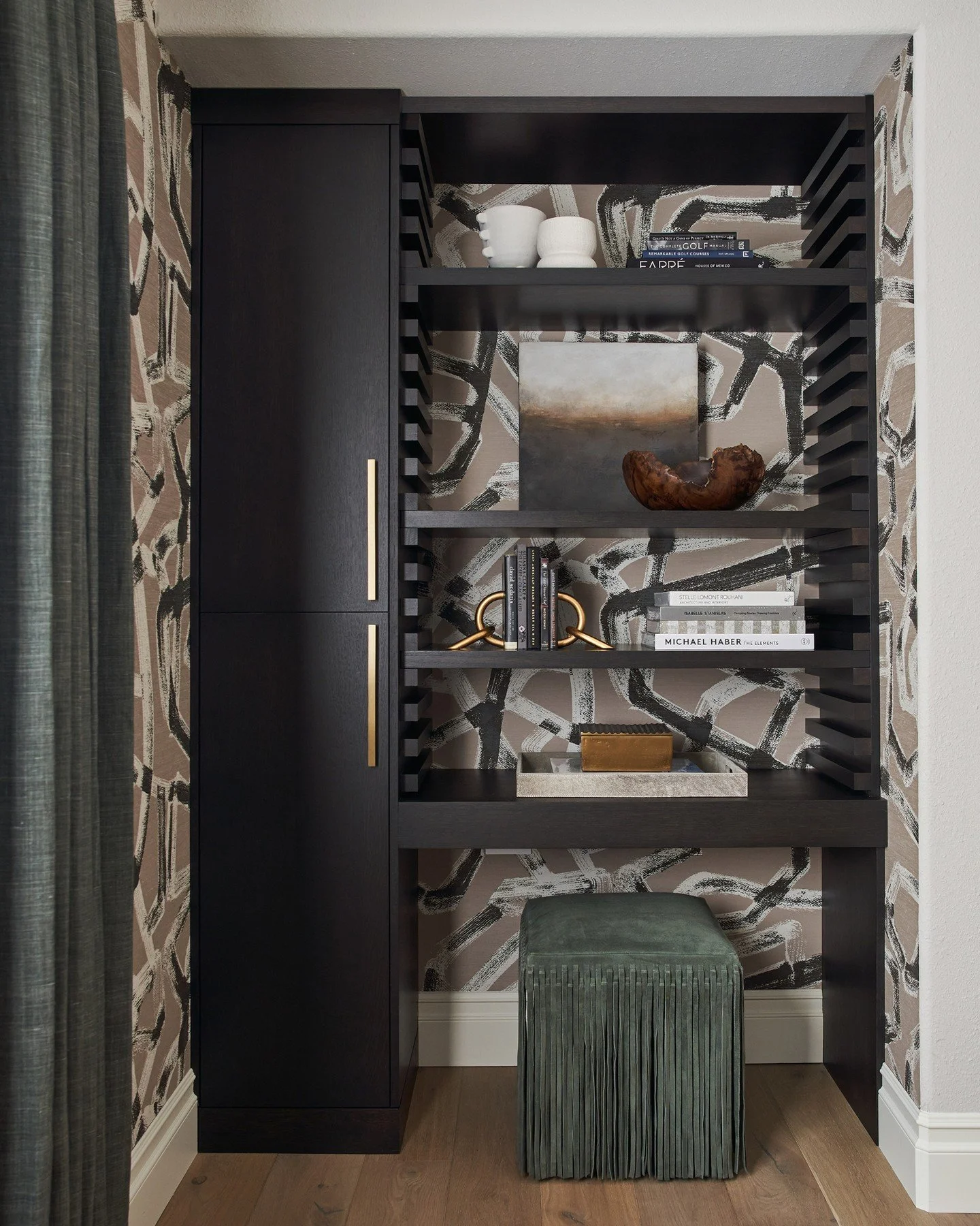 Custom built-ins, layered with intention. #weatherlyproject #caseyhowardinteriordesign
📸: @kuohphotography
styling: @allegrahsiaostylist